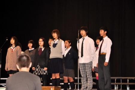 日本語と英語の歌を披露する生徒達