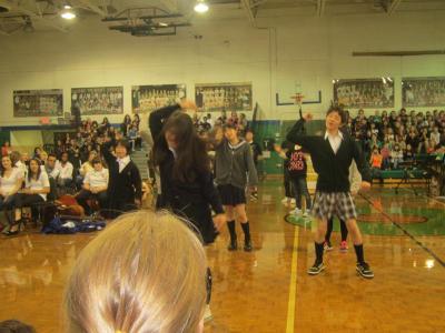 日本のアイドルの曲を踊る生徒達