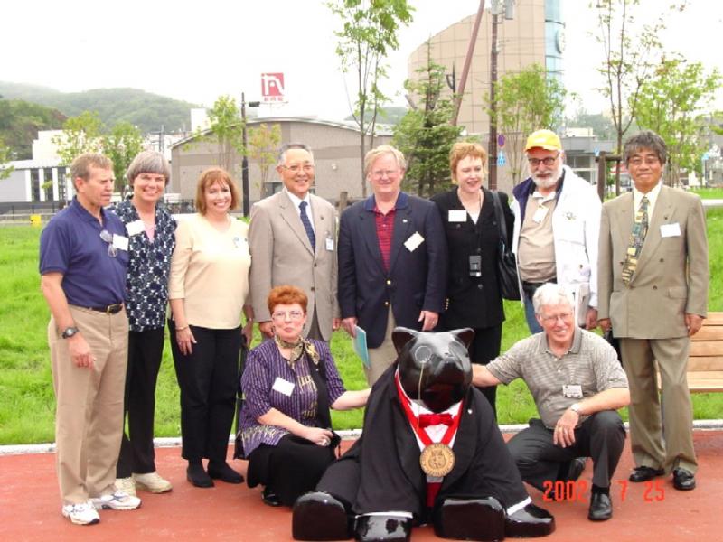 A Photo of Mayors and the Ambassabear in Muroran