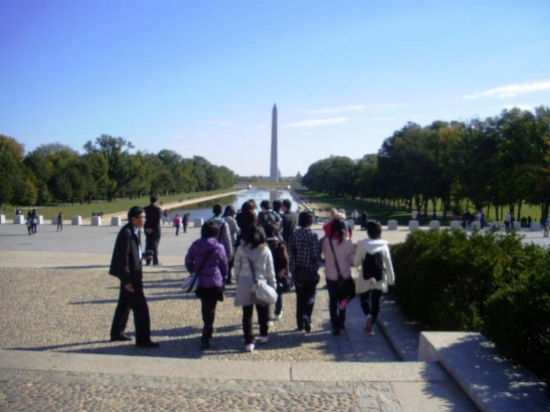ワシントン記念堂を散策する訪問団
