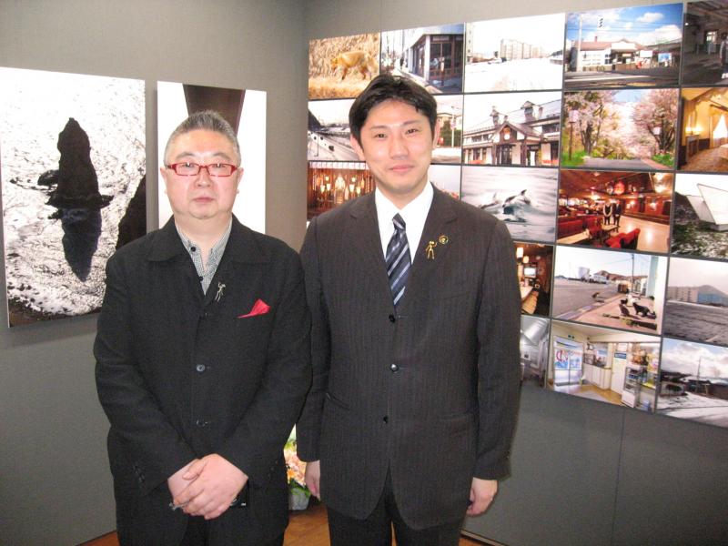 東京銀座で開催された写真展「室蘭」で山口一彦さんと