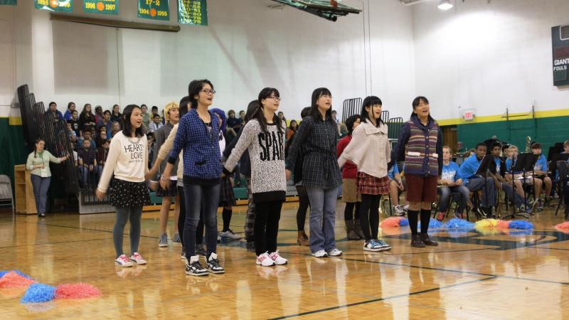 日本のアイドルの歌を合唱する生徒達