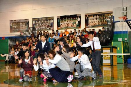 日本のヒット曲を踊る生徒達