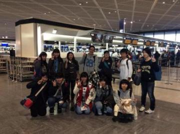 成田空港国際線ターミナルで集合写真