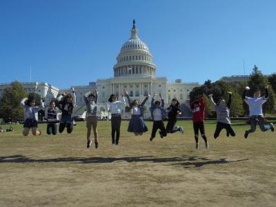 連邦議会議事堂前の広場でジャンプを撮影